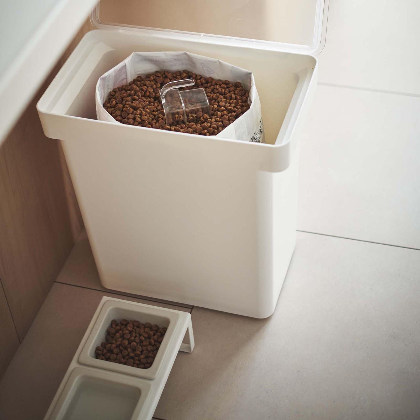 15966-6-6-gallon-rolling-airtight-pet-food-storage-container-1.jpg