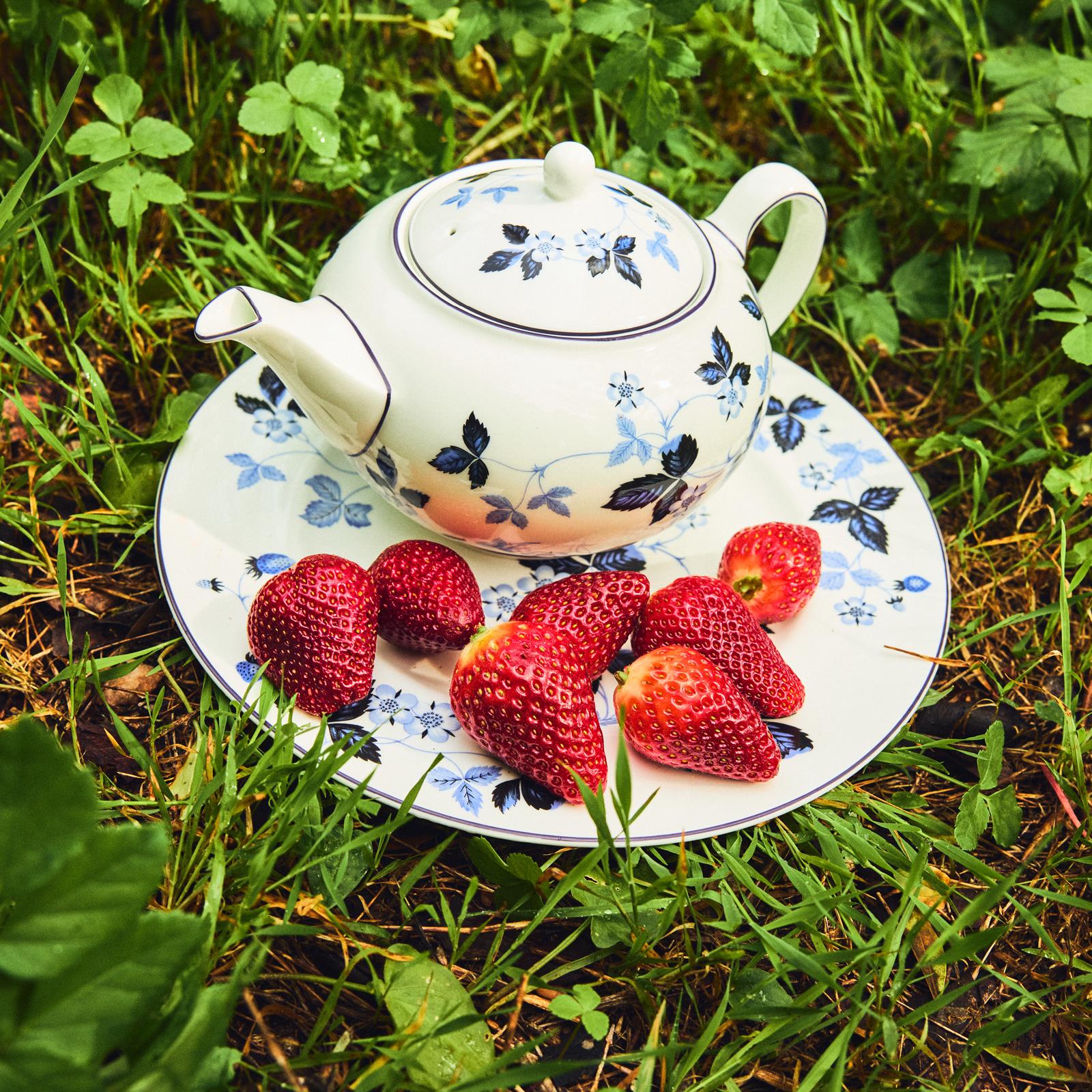2294-wild-strawberry-teapot-1.jpg